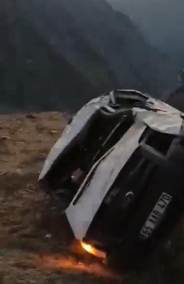 Vanda minibüs uçuruma yuvarlandı: 1 ölü, 1 yaralı