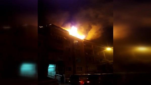 İstanbulda korku dolu anlar Eyüpsultanda 5 katlı binanın çatısı alev alev yandı