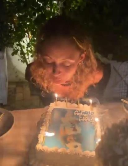 Nicole Richie doğum günü pastasındaki mumları üflerken saçları alev aldı