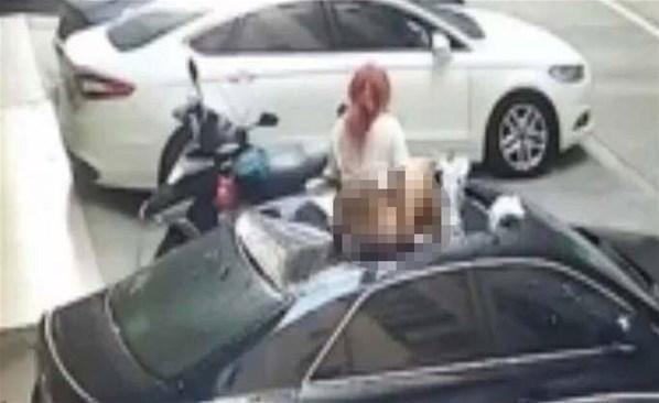 Tayvanda akıllara durgunluk veren olay Balkonda ilişkiye giren kadın arabanın üstüne düştü...