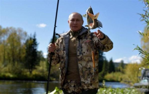 Kremlin dünyaya servis etti Putinin tatil fotoğrafları gündem oldu