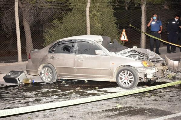 İzmirde otomobil beton bariyerlere çarpıp yandı; 1 ölü, biri ağır, 3 yaralı