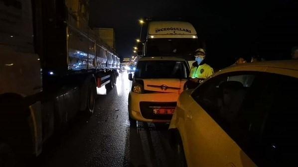 Karayolunda beyzbol sopalı dehşet Trafikte zincirleme kazaya neden oldu...
