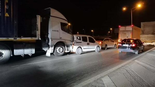 Karayolunda beyzbol sopalı dehşet Trafikte zincirleme kazaya neden oldu...