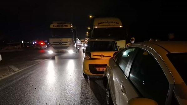 Karayolunda beyzbol sopalı dehşet Trafikte zincirleme kazaya neden oldu...
