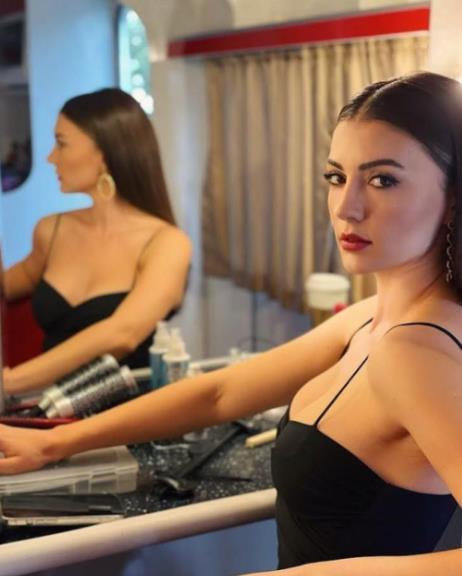 Burcu Özberkten derin göğüs dekolteli poz