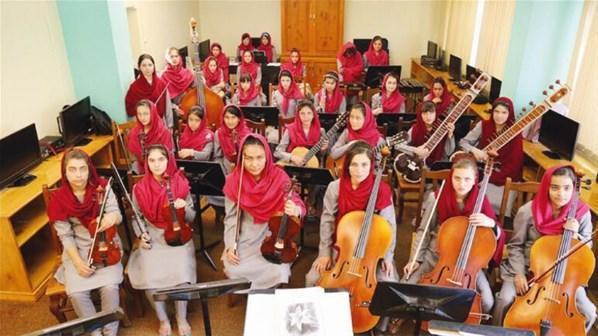 Film gibi operasyon Taliban yasakladı Afgan müzisyenler özgürlüğe uçtu...