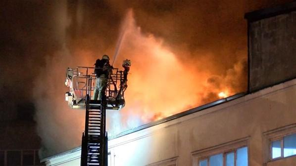 Eyüpsultanda 4 katlı binanın çatı katında yangın