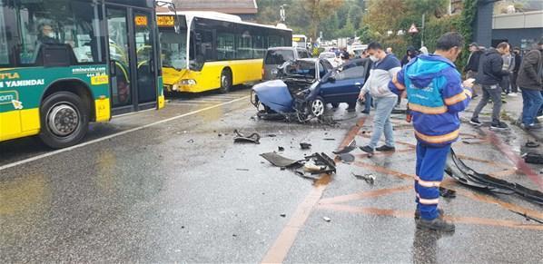 Üsküdarda İETT otobüsüyle otomobil kafa kafaya çarpıştı