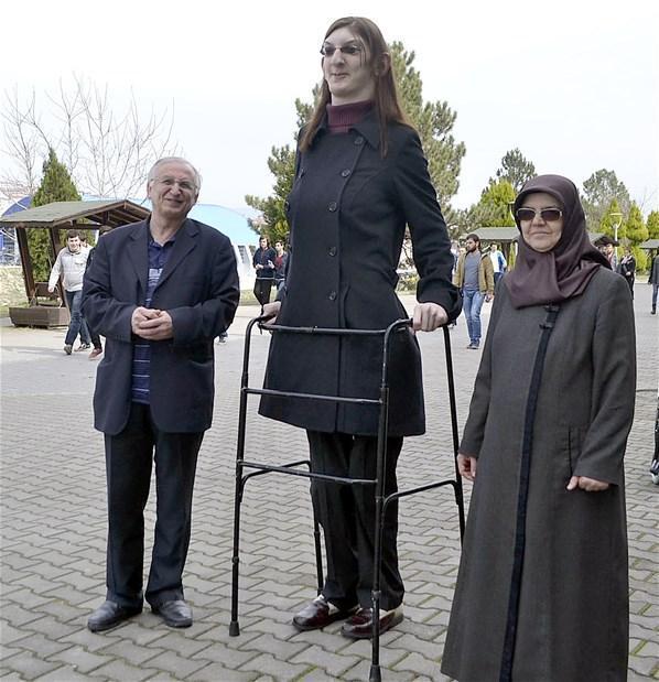 Dünyanın en uzun kadını Rümeysa Gelgi, Guinness Rekorlar Kitabına girdi