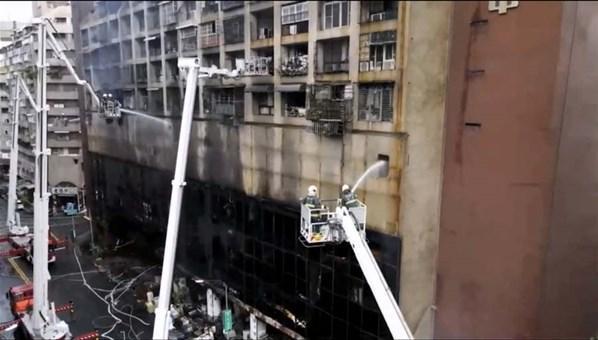 Tayvanda facia 13 katlı binada çıkan yangında 46 kişi öldü