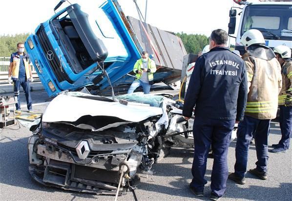 Beykoz korkunç kaza Kuzey Marmara Otoyolunda kamyon otomobilin üstüne devrildi