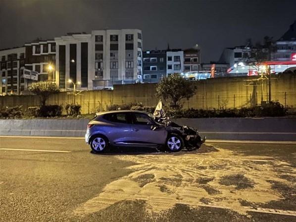 Bayrampaşa TEM Bağlantı yolunda kaza Otomobilin çarptığı kamyonet devrildi; 2 yaralı