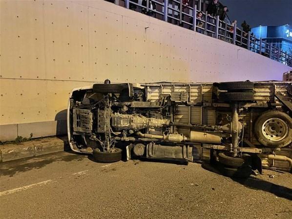 Bayrampaşa TEM Bağlantı yolunda kaza Otomobilin çarptığı kamyonet devrildi; 2 yaralı