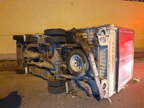 Bayrampaşa TEM Bağlantı yolunda kaza Otomobilin çarptığı kamyonet devrildi; 2 yaralı