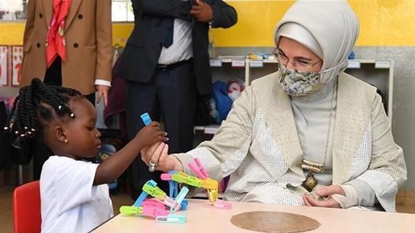 Emine Erdoğan Togoda “Geleceğe hazırlıklı olmak güçlü bir eğitimle mümkün”