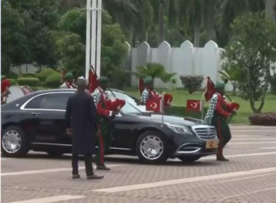 Cumhurbaşkanı Erdoğan Nijeryada törenle karşılandı
