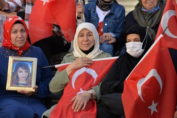 Bakan Soylu, evlat nöbeti tutan ailelerle buluştu: Artık herkes HDPnin iç yüzünü görsün