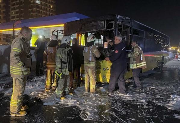 Bahçelievlerde park halindeki İETT otobüsü alev alev yandı