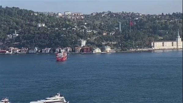 İstanbul Boğazında sürüklenen gemi kıyıya metreler kala durdu