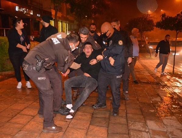 Alevlerden son anda kurtarıldı Evini yaktı, balkona çıkıp sigara içerek yangını seyretti