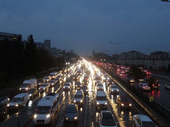 İstanbulda trafik yoğunluğu Haftanın ilk iş gününde yüzde 63...