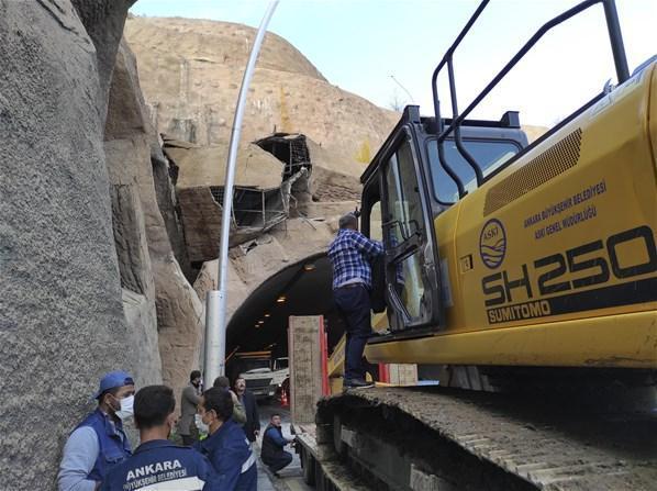 Tünel çıkışında otomobilin üzerine beton parçası düştü