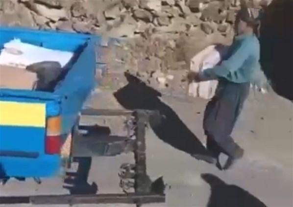 Kaza yapan Türk TIRı yağmalandı; o anlar kamerada