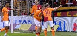 Mertens'ten Kerem Aktürkoğlu'na jest: Gol sonrası taraftara döndü ve...