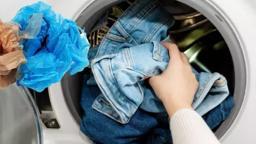 Çamaşır makinesine 1 tane poşet atın; 70'li yıllardan kalma tüyo! Giysiler sadece temizlenmiyor, tüy problemi de ortadan kalkıyor