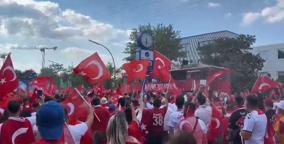 Çekya maçı öncesinde toplanan Türk taraftarlar stadyuma yürüdü