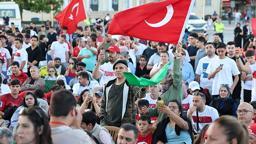 Türkiye meydanlara akın etti! Milli maç heyecanı sabahın ilk ışıklarıyla başladı: Şanlıurfa, Adana, Bursa, Antalya, Hatay! İşte yurttan manzaralar