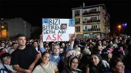 Sarımsak Festivali’nde Sefo bonkörlüğü: Satıcının tüm taçlarını satın alıp seyirciye dağıttı!