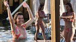 Gökçe Bahadır bikinisini giydi, denizde dans etti