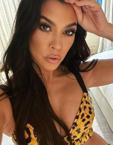 Kourtney Kardashian'dan yatak odasından kelepçeli paylaşım!