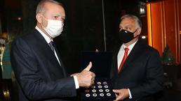 Macaristan Başbakanı, Türkiye'ye ait tarihi eserleri Erdoğan'a iade etti