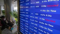 Omicron yayılıyor, mürrettebat açığı nedeniyle binlerce uçuş iptal edildi