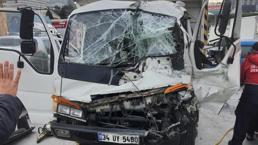 Arnavutköy'de kamyonet dehşeti! Freni boşalınca araçlara çarparak durabildi!