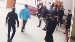 Hastanede rezalet! Annesine ilaç yazmayan doktora saldırdı