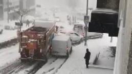 Kayan kar küreme aracı 4 araca çarparak durabildi!