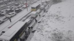 Kar yağışı etkili oluyor! Trafik kilitlendi, girişler durduruldu!
