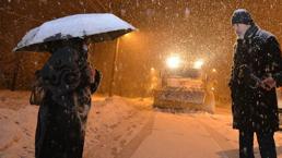 Isparta'da gece başlayan kar yağışı tedirgin etti