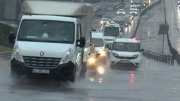 İstanbul'da yağmur trafiği etkiledi 