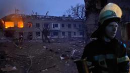 Kiev'de sirenler çalıyor! Bomba yağıyor, füzeyle apartmanı vurdular...