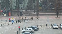 Kiev sokakları siren sesleri ile inliyor! Patlama ihbarının ardından bölgeye intikal ettiler