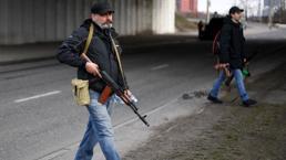 Ukrayna’da sokakta sivillere silah dağıtıldı