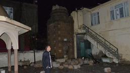 Antalyada fırtına, caminin minaresini yıktı