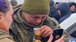 Ukraynalı kadınlardan tarihe geçecek hareket! Rus asker gözyaşlarına boğuldu