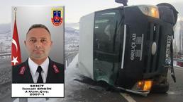 Buzlanan yolda askeri personeli taşıyan servis devrildi: 1 asker şehit oldu, 3 yaralı