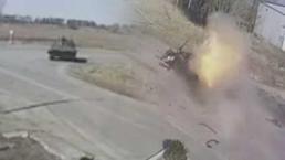 Rus tankı, Ukrayna'da sivil aracı vurdu! Dehşet anları... 